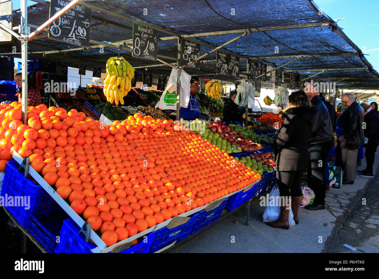 Anzeige von Obst und Gemüse an einem Wochenende Markt in Alcala de Henares. Spanien, Europa Stockfoto