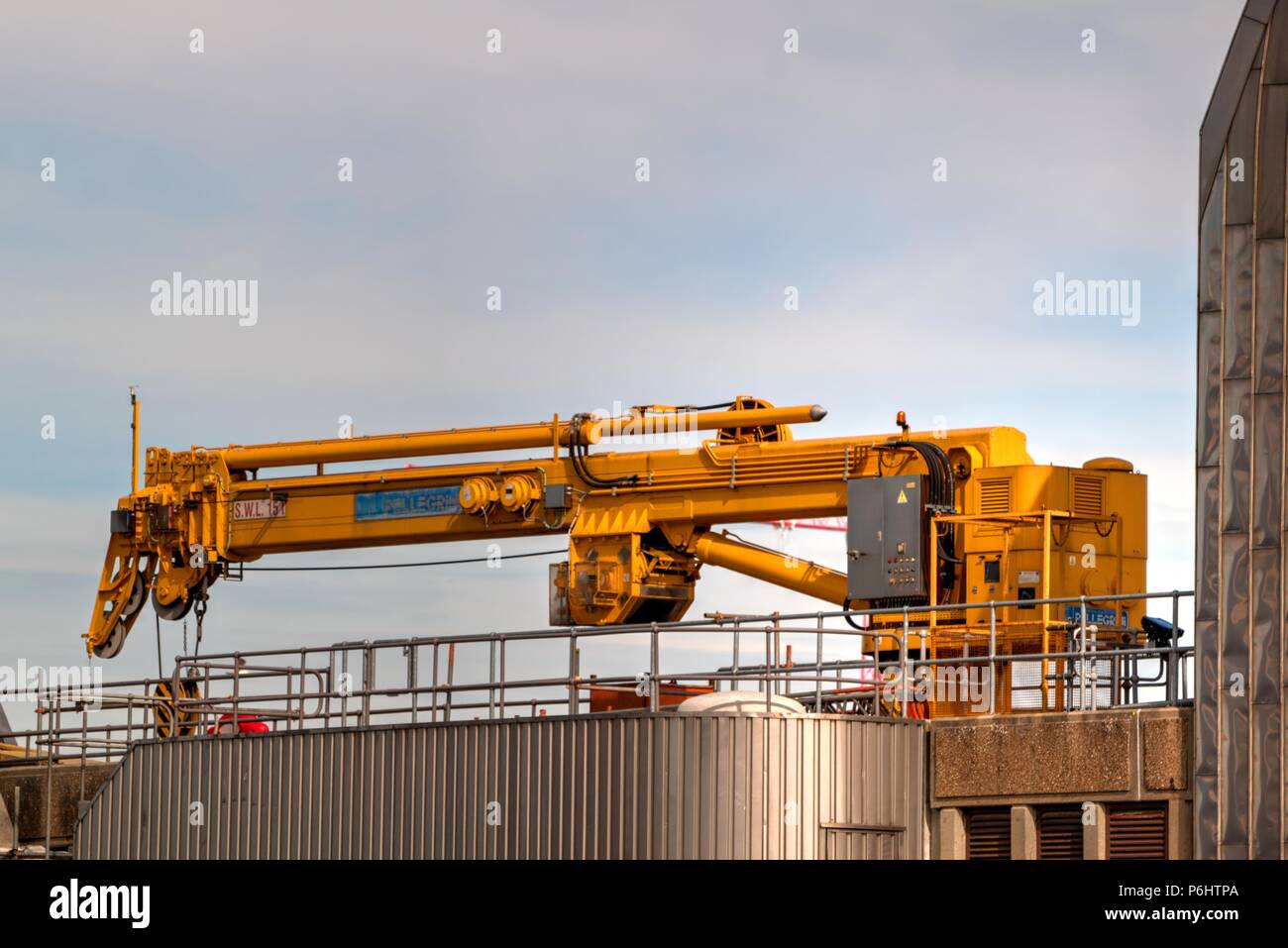 London, Großbritannien, 23. Juni 2018: Thames Barrier in Woolwich, London, Vereinigtes Königreich, Nahaufnahme von Hebevorrichtungen auf Pier Stockfoto