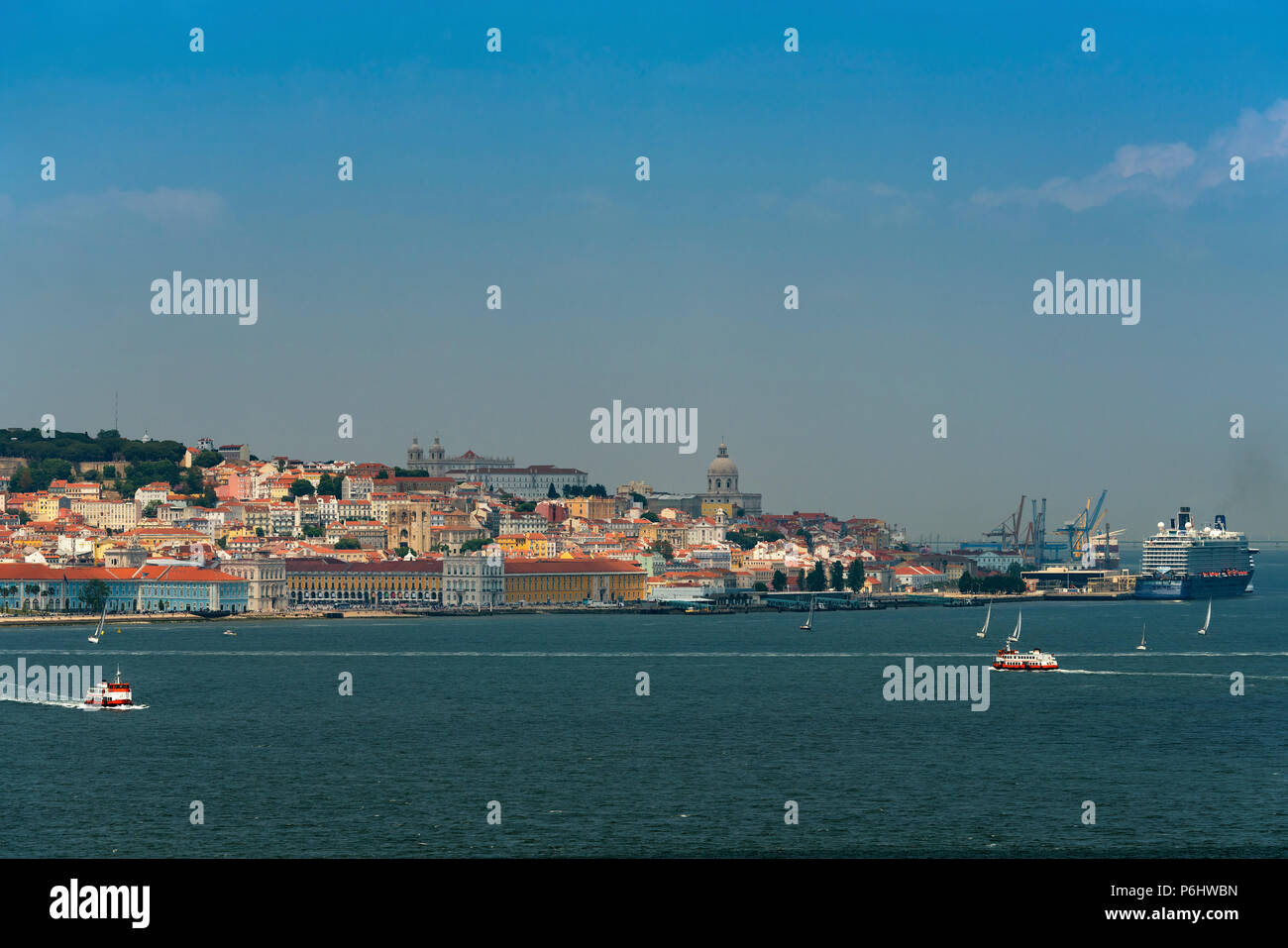 Blick auf die Skyline der Stadt Lissabon mit Booten (cacilheiro) auf den Tejo; Konzept für Reisen in Portugal und besuchen Sie Lissabon Stockfoto