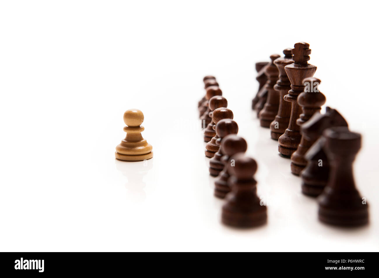 Schachfiguren setzen auf weißem Hintergrund Stockfoto