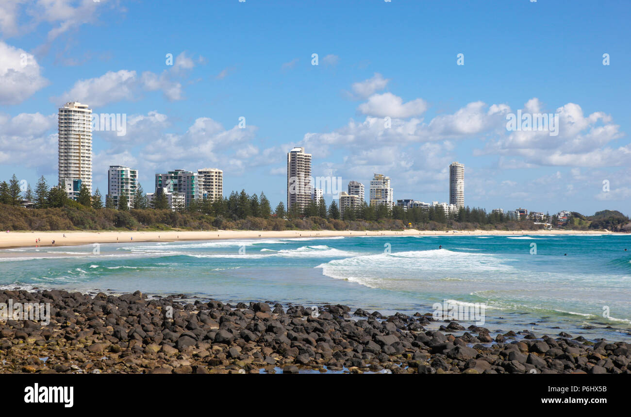 Burleigh Heads an der Gold Coast in Queensland Asutralia. Blick nach Norden entlang der schönen Strand der Gold Coast gut bekannt ist. Stockfoto