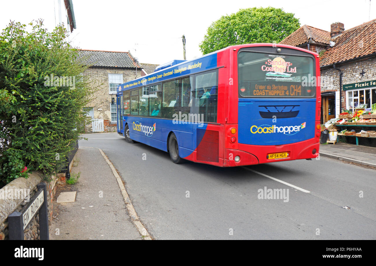 Die North Norfolk Coasthopper Bus auf der A 149 Küste der Straße durch das Dorf Cley Next das Meer, Norfolk, England, Vereinigtes Königreich, Europa vorbei. Stockfoto