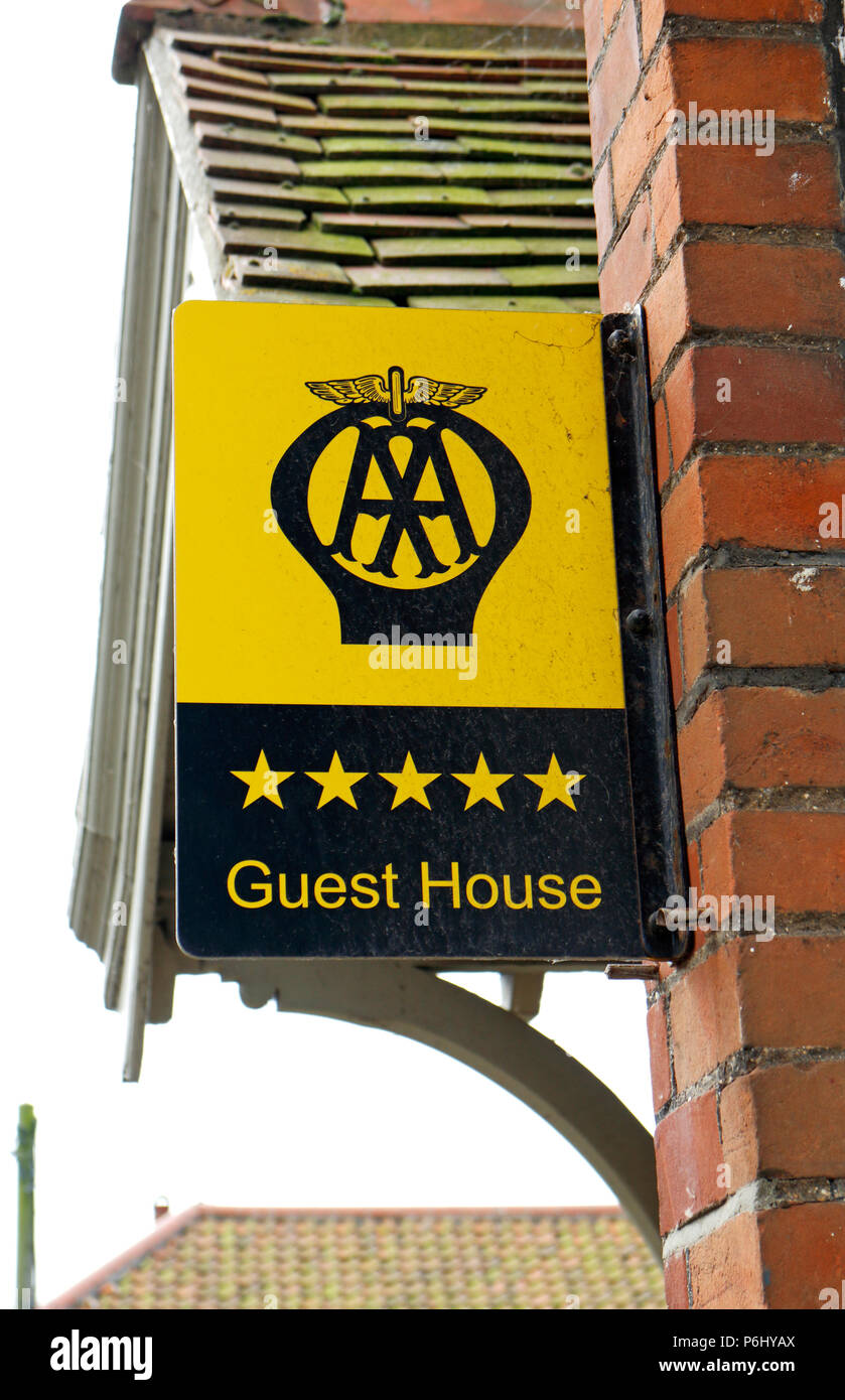 Eine alte AA 5-Star Guest House Zeichen außerhalb einer Eigenschaft auf der A 149 Küstenstraße in Cley-Next-the-Sea, Norfolk, England, Vereinigtes Königreich, Europa. Stockfoto