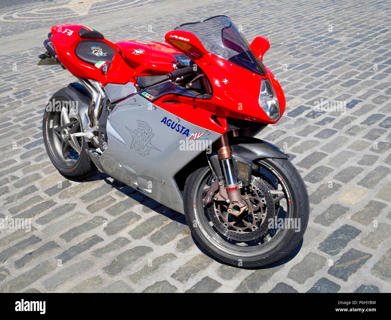 MV Agusta F4 Sport Motorrad geparkt auf einem gepflasterten Platz in der Sonne Stockfoto