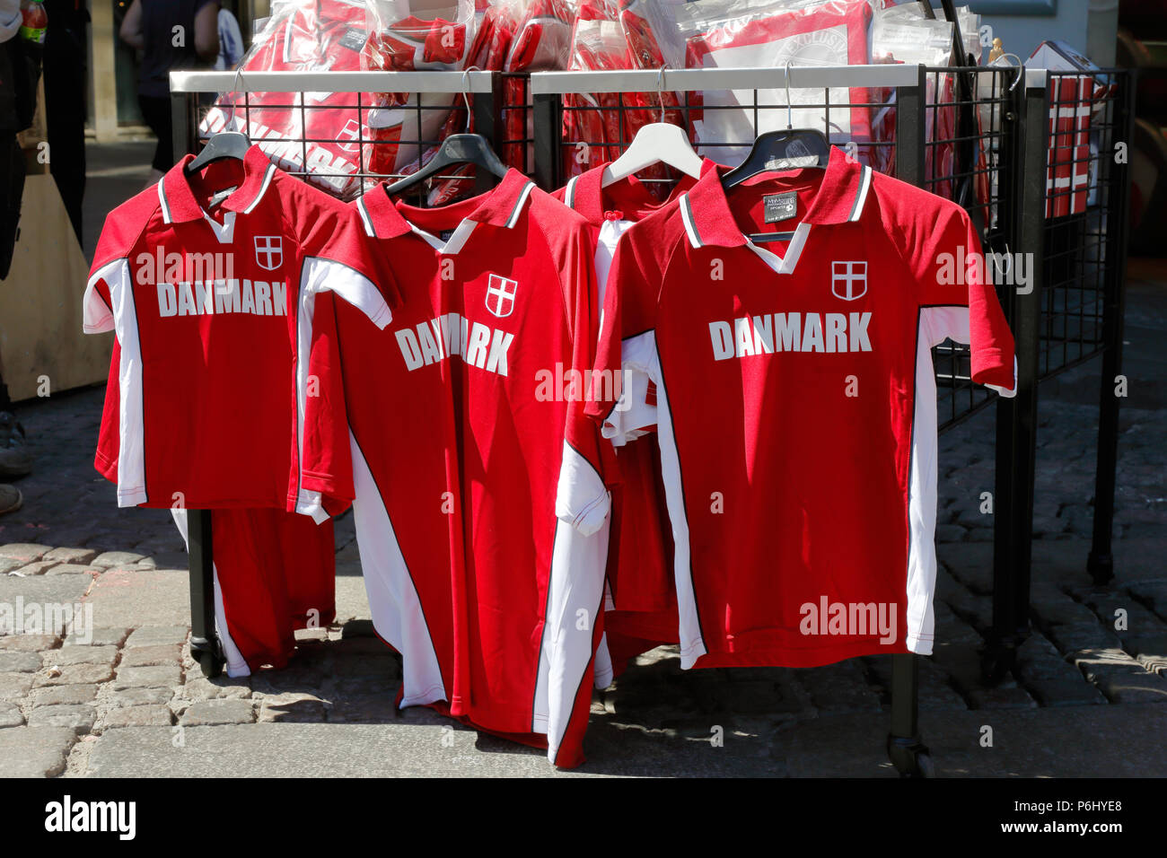 Kopenhagen, Dänemark - 27. Juni 2018: Dänische rote und weiße Fussball Trikots zum Verkauf in einem Laden an der Stroget Straße in der Innenstadt von Kopenhagen. Stockfoto