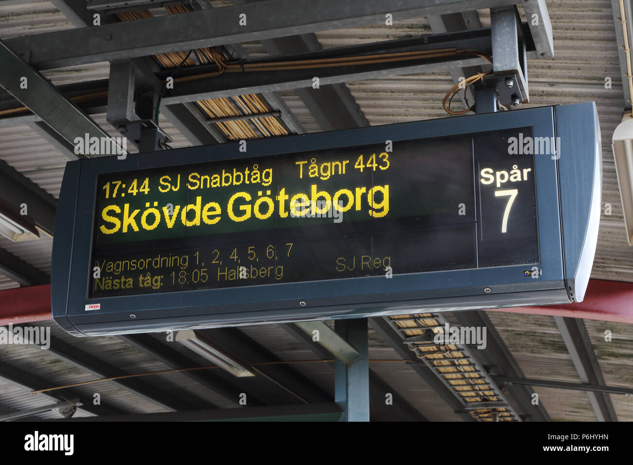 Soderalje, Schweden - August 8, 2016: Plattform Informationen Schild mit Abfahrtszeit für das SJ Express Zug mit Ziel Göteborg für Spur 7 an Stockfoto