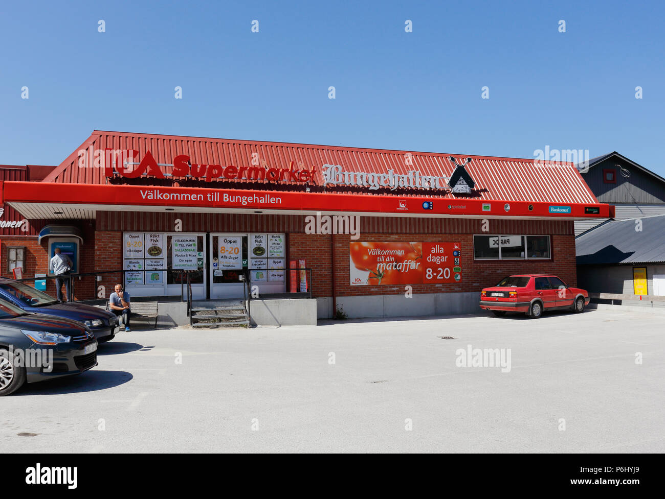Farosund, Schweden - 13. Mai 2016: Außenansicht des Supermarkt ICA Bungehallen. Stockfoto