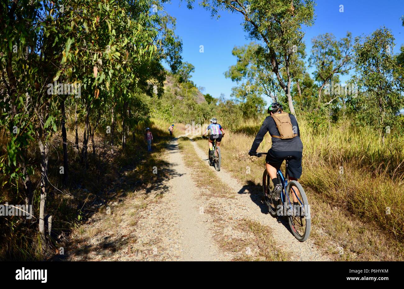 Zwei Rentner bike Reiter reiten auf einem Feldweg, viele Gipfel Wanderung zum Berg Marlow, Townsville Stadt gemeinsame Queensland, 4810, Australien Stockfoto
