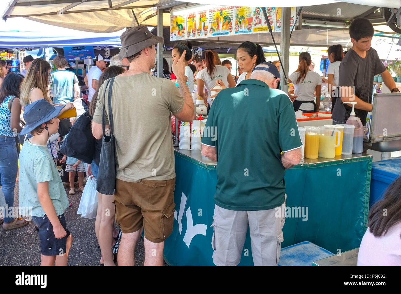 Die Menschen genießen die Parap Markt in Darwin, Northern Territory, Australien. Stockfoto