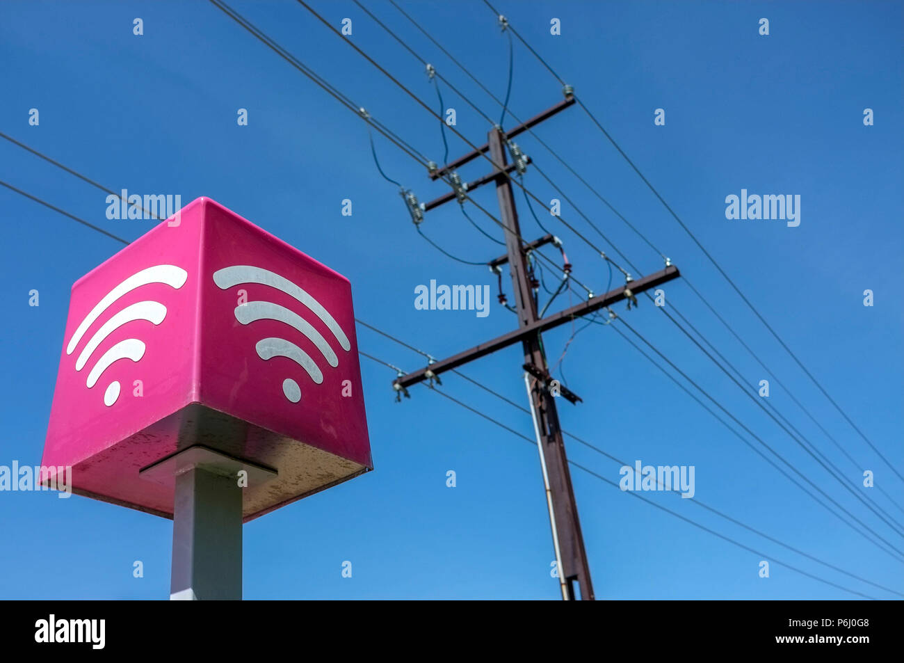 Telefonleitungen und WLAN anmelden, vor blauem Himmel. Stockfoto
