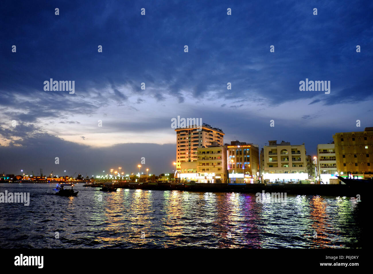 Downtown Stadtbild gesehen hinter den Dubai Creek in Dubai, VAE. Stockfoto