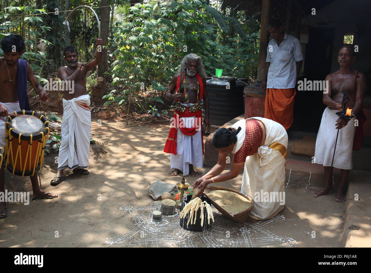 Para eduppu ist eine benutzerdefinierte populär in Kerala bhagavathi Tempel. velichappad oder Oracle und sein Team visits Häuser devotees zu segnen. Stockfoto