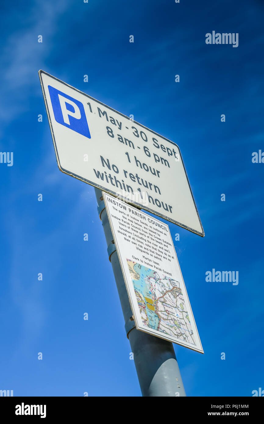 Parken Schild mit Sommer Einschränkungen Stockfoto