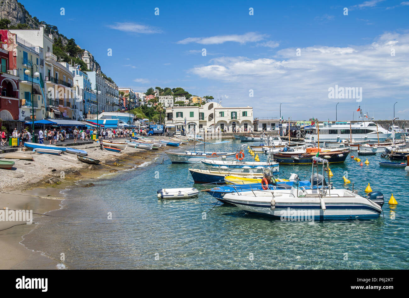 Strand und Hafen auf Capri, Italien Stockfoto