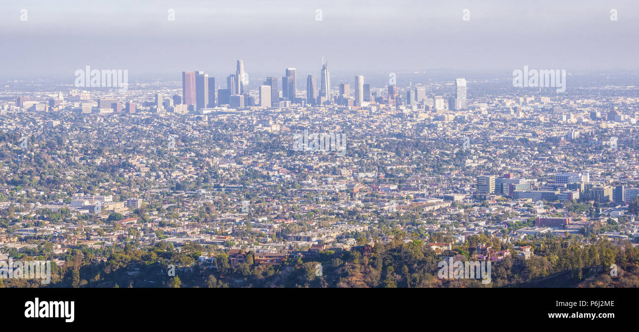 Malerische Stadt moderne Stadt Landschaft Panoramablick von Los Angeles Downtown aus Hollywood Hills in Kalifornien, USA. Stockfoto