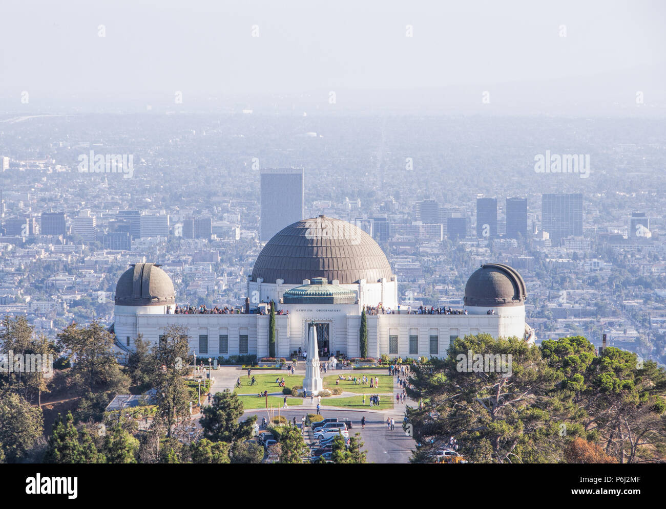 4. September 2016 - Los Angeles, USA. Berühmte Griffith Observatory museum Gebäude auf die Hollywood Hills. Viele Touristen, Planetarium mit sceni Stockfoto