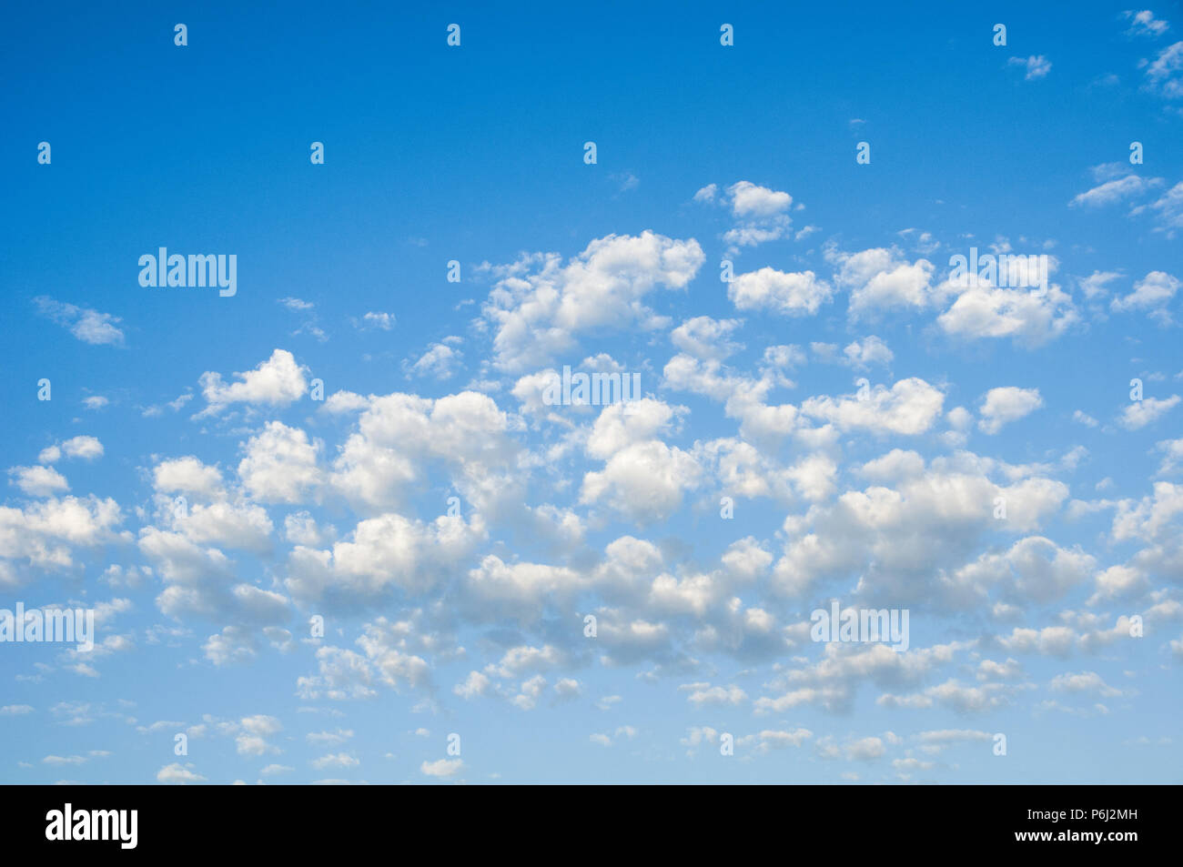 Die schöne Landschaft von einer ruhigen blauen Himmel und weißen Wolken an einem hellen Sommertag. Stockfoto