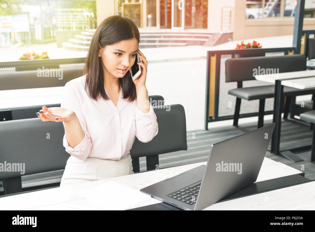 Geschäftsfrau am Telefon sprechen, im Büro oder in einem Cafe Stockfoto