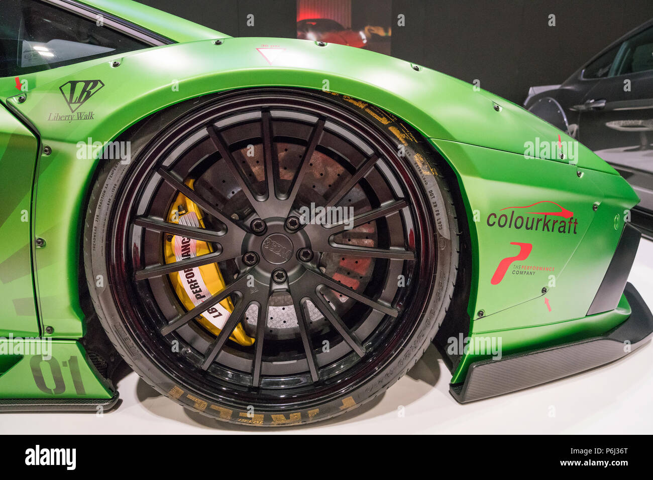19. Mai 2018 - London, Großbritannien. Close-up front Leistung Rad und grosse Bremsen eines grünen Supersportwagen Lamborghini Aventador in London Motor Show. Stockfoto
