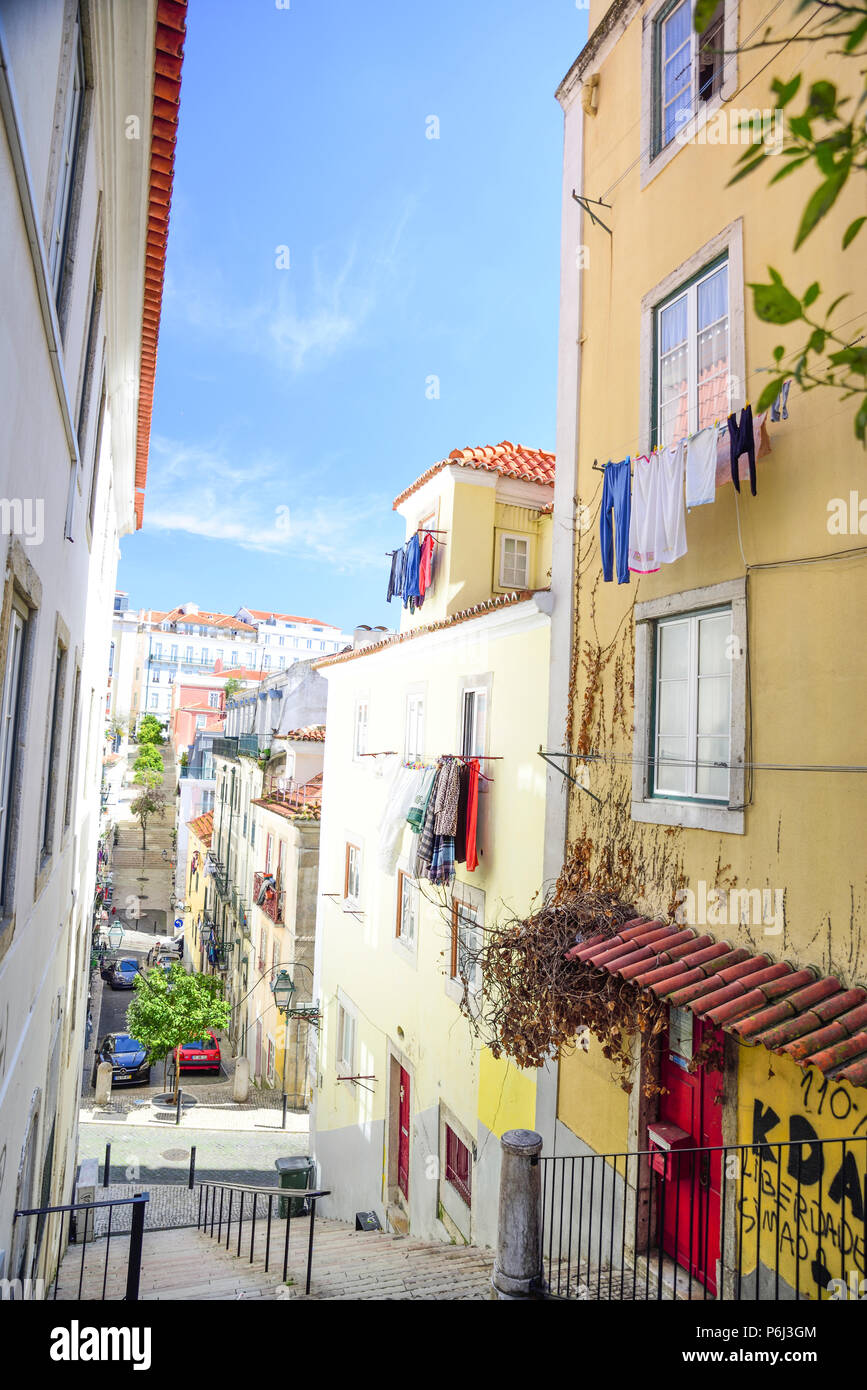 Gasse in hohen Barrio in Lissabon, Portugal Stockfoto