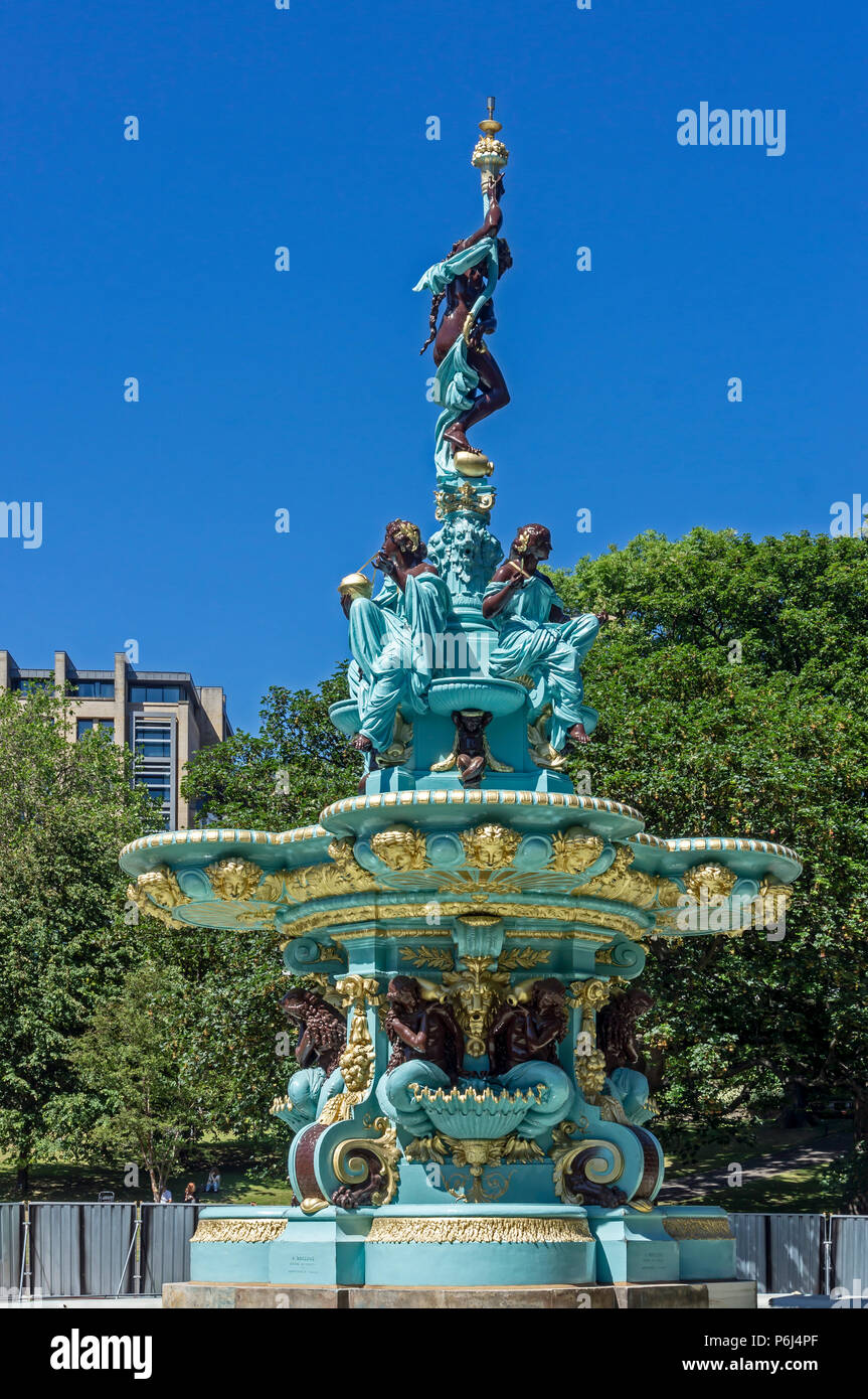 Die wiederhergestellten Ross Brunnen in West Princes Gardens Edinburgh Schottland mit für die offizielle Vorstellung vorbereitet umgeben wird. Stockfoto