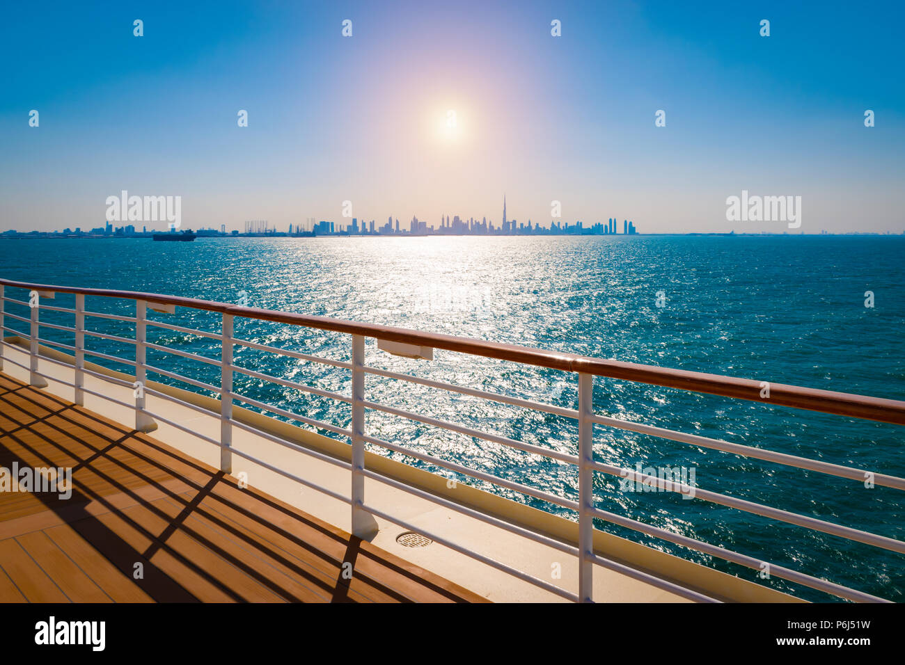 Kreuzfahrtschiff mit Skyline von Dubai. Stockfoto