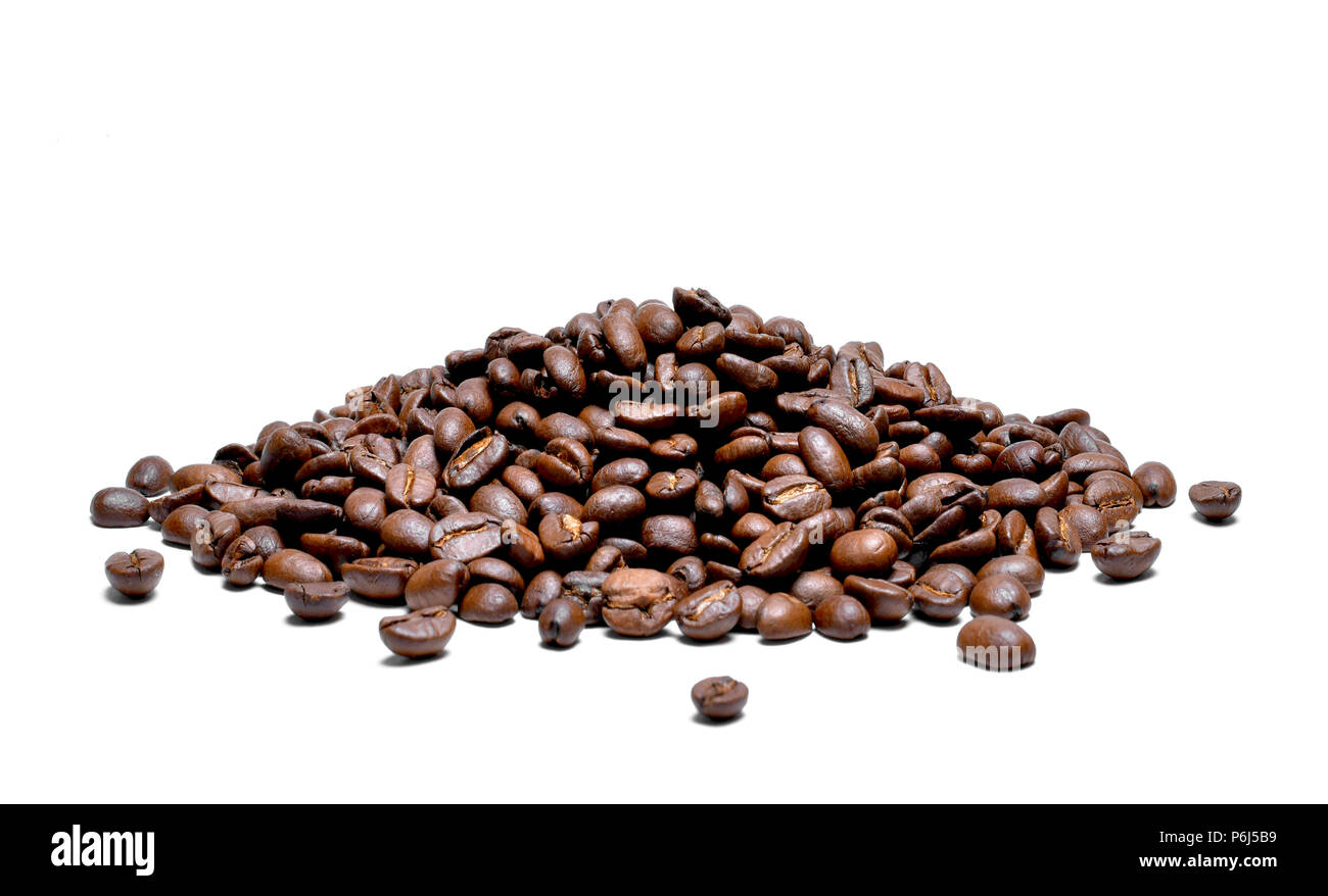 Geröstete Kaffeebohnen, auf weißem Hintergrund. Nahaufnahme der köstlichen Arabica Bohnen, Stapel oder einer Gruppe von Objekten, ausgeschnitten. Stockfoto