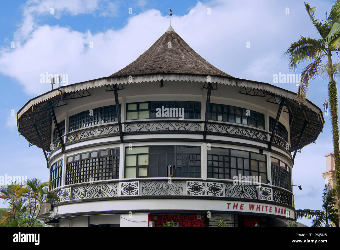 Eine ungewöhnliche zylindrische Gebäude, in dem die weiße Barouk Restaurant Kuching Sarawak Malaysia Stockfoto