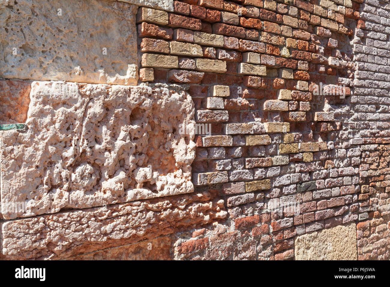 Salz Abbau der alten Steine und Marmor in Venedig, Italien durch wiederholte Überschwemmungen durch acqua alta Salzwasser. Full Frame angezeigt Erosionsschäden Stockfoto