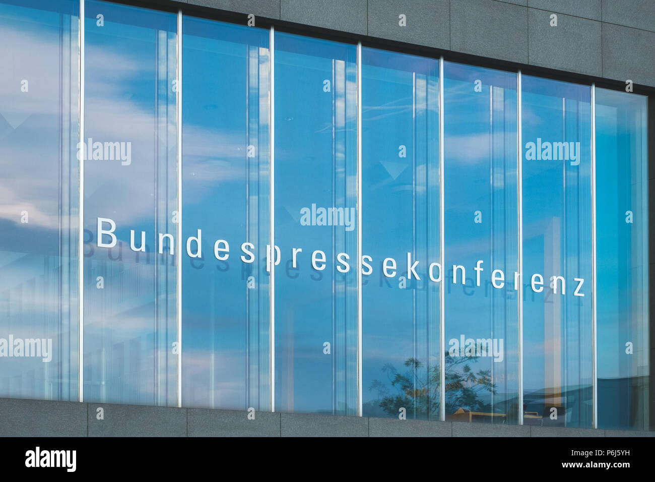 Berlin, Deutschland - Juni 2018: Das Haus der Bundespressekonferenz (deutsch: Bundespressekonferenz) Gebäude Fassade in Berlin, Deutschland Stockfoto