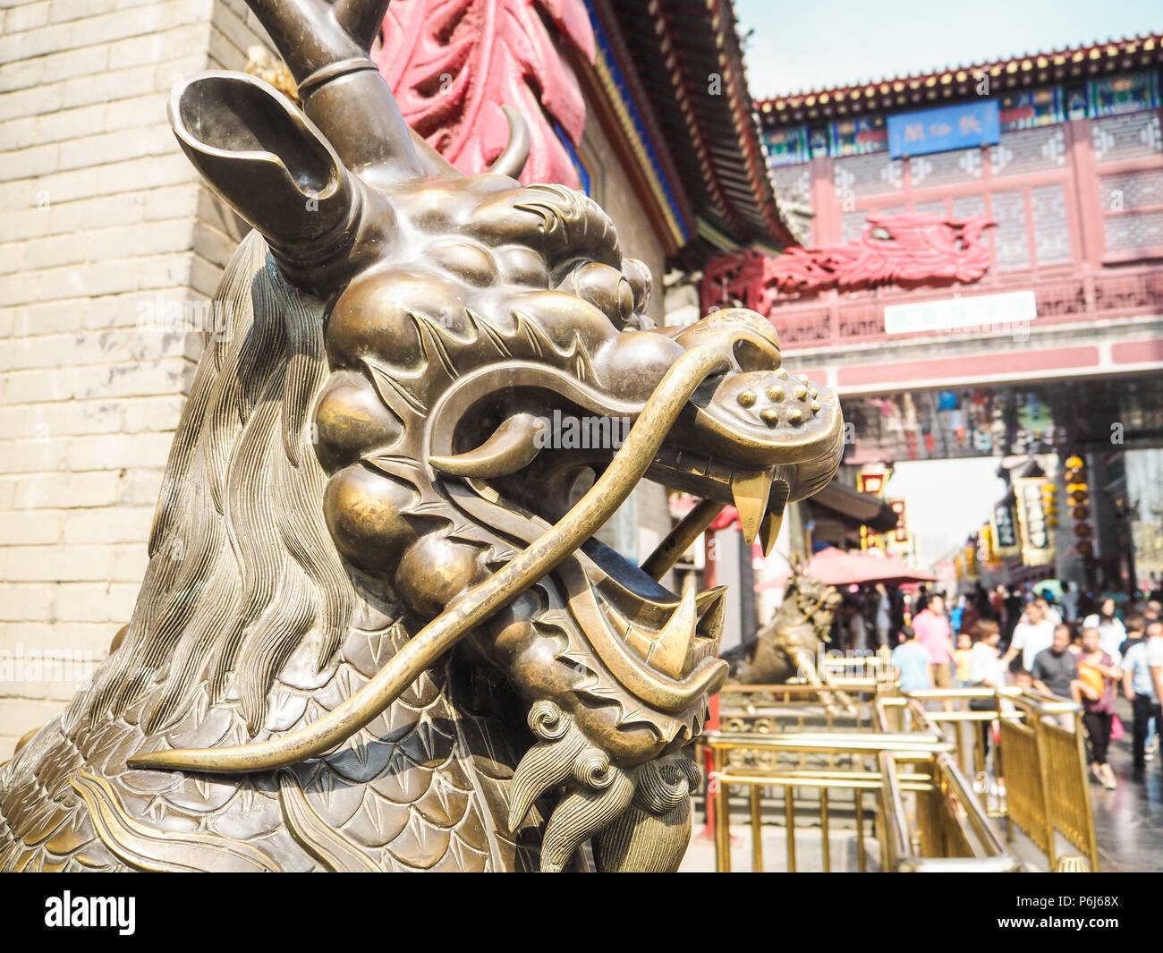 Bronzestatue eines legendären chinesischen Drachen mit Geweih und schnurrhaare am Eingang des Tempels der Königin des Himmels, Tianjin, China Stockfoto