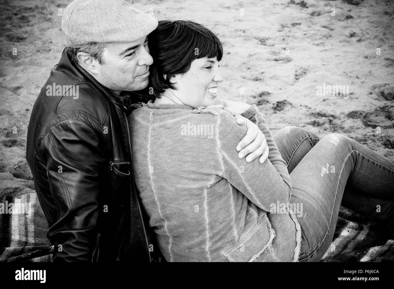 Romantische Szene mit kaukasischen Mann und Frau Mittelalter zusammen umarmen am Strand im Sommer Freizeitaktivitäten Aktivität. mode kleidung und liebe Konzept Stockfoto