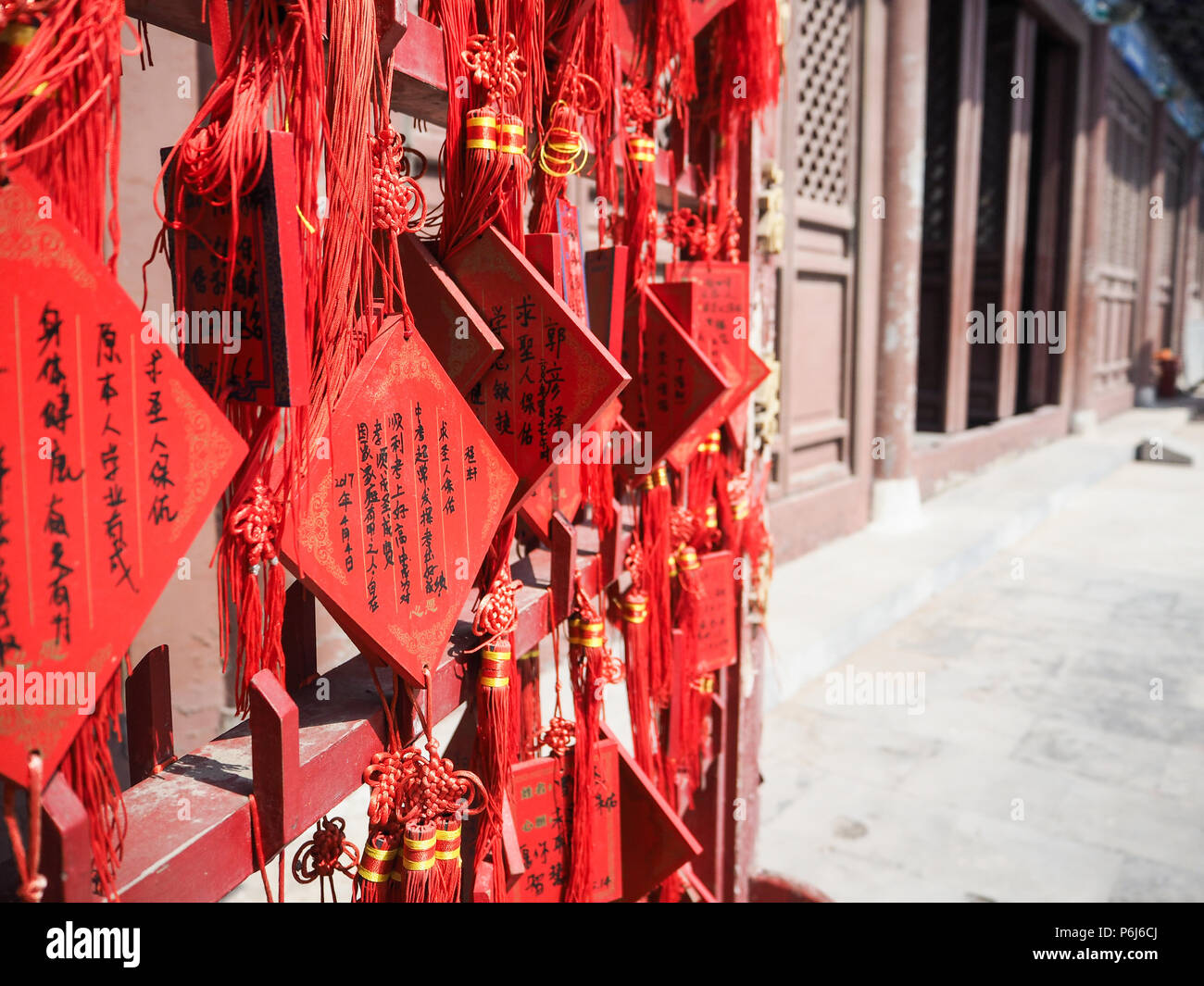 Leuchtend rote Chinesische, die Karten auf einem Rack an der konfuzianischen Tempel in Tianjin, China, hängend Stockfoto