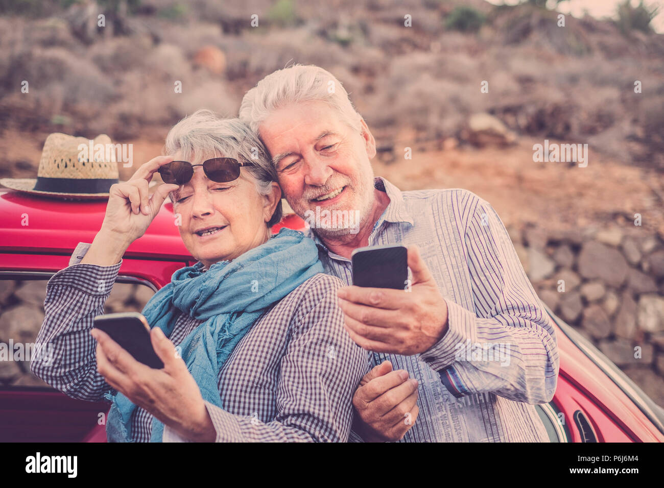 Schöner Mann und Frau Paar ältere reifen Smartphone outdoor Freizeit Aktivität Kontrolle Internet für E-Mails und Freunde zu kontaktieren. Ferienhäuser Stockfoto Schöner Mann und Frau Paar ältere reifen Smartphone outdoor Freizeit Aktivität Kontrolle Internet für E-Mails und Freunde zu kontaktieren. Ferienhäuser Stockfoto