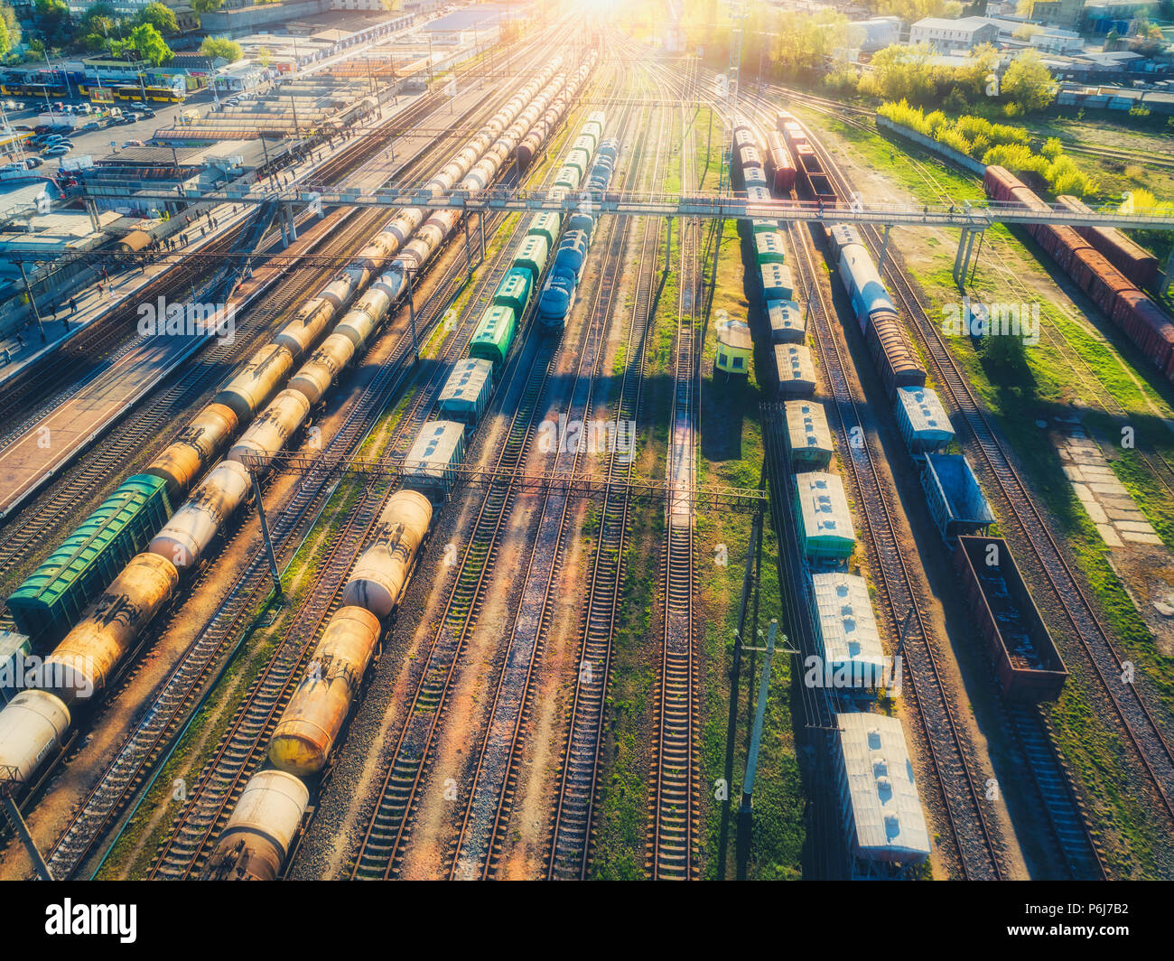 Luftaufnahme von Fracht cargo Züge. Bahnhof. Wagen mit Güter auf die Bahn. Die Schwerindustrie. Industrial Szene mit Zug, Bahn, platfform Stockfoto
