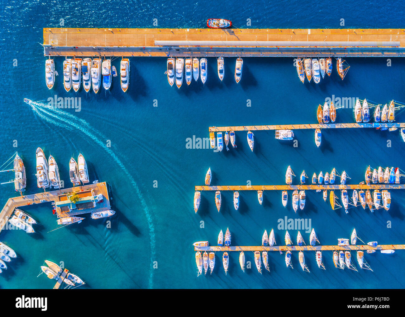 Luftbild des schönen Boote bei Sonnenuntergang im Sommer. Minimalistischer Landschaft mit Boote und Meer in Marina Bay. Ansicht von oben von drohne von Hafen mit Yachtcharter, Stockfoto