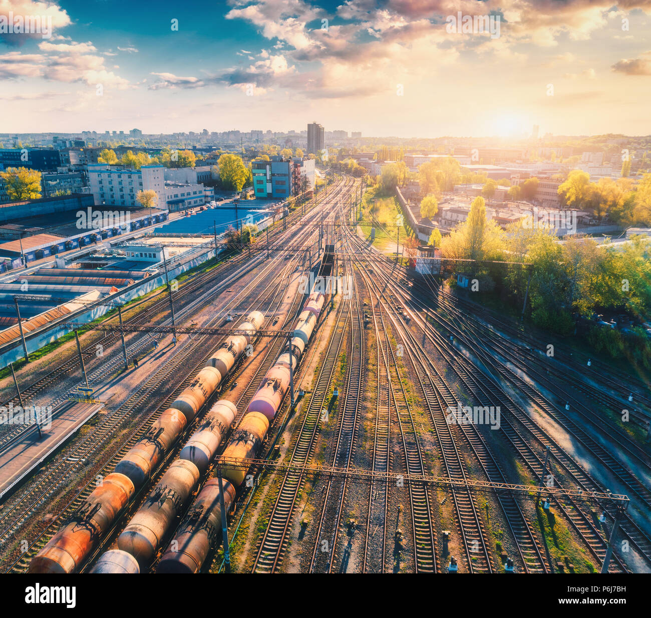 Luftaufnahme von Fracht cargo Züge. Bahnhof. Wagen mit Güter auf die Bahn. Die Schwerindustrie. Industrial Szene mit Zug, Bahn, platfform Stockfoto