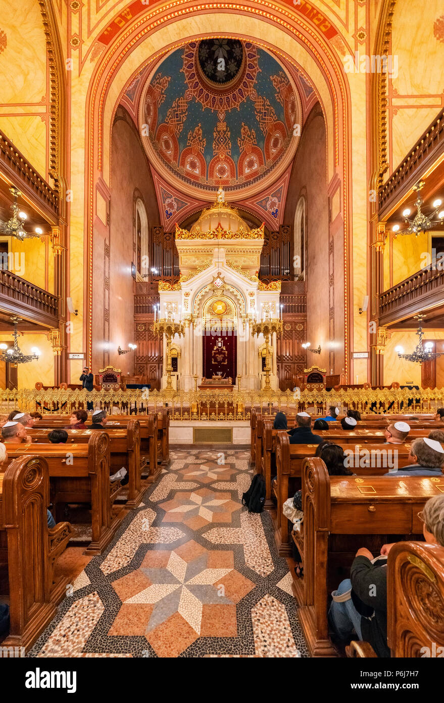 Innen in der Dohany Synagoge (Synagoge), größte Synagoge in Europa und der zweitgrößte weltweit. Stockfoto