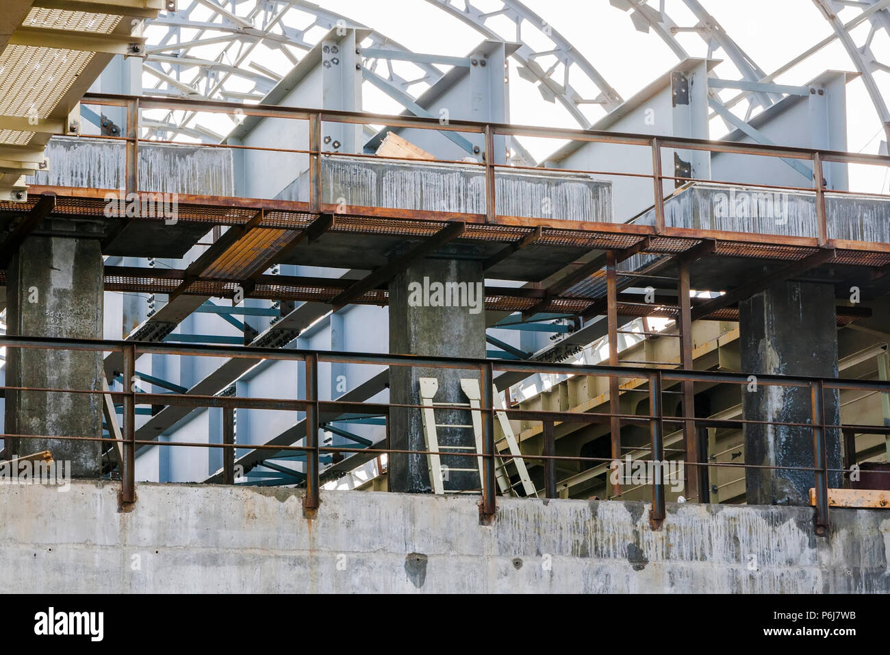 Inspektion Passage zwischen den beiden Brücke-balken auf Beton Säule Stockfoto