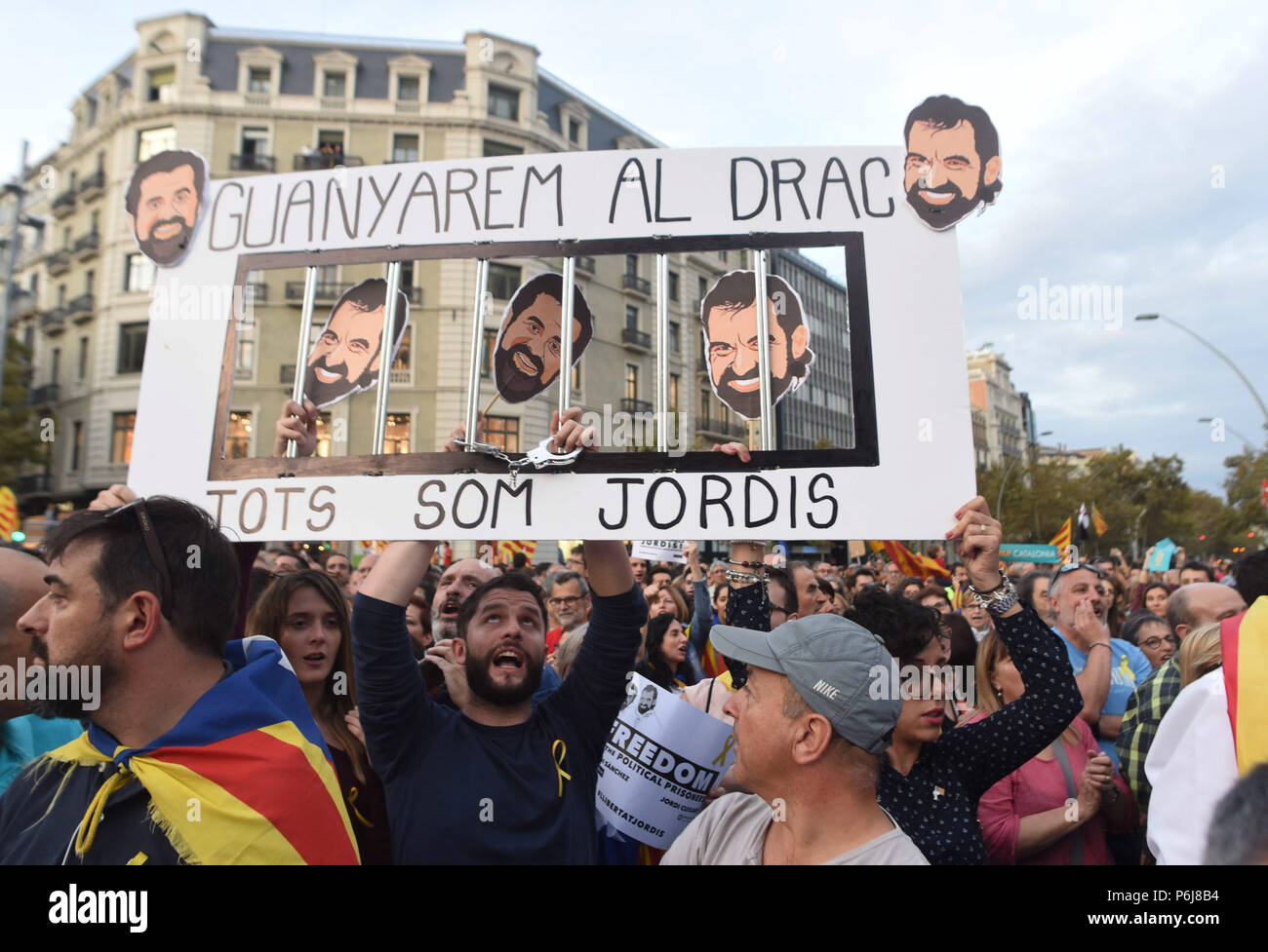 Oktober 21, 2017 - Barcelona, Spanien: Hunderttausende von pro-unabhängigkeit Katalanen ein paar Stunden Protest nach der spanischen Regierung angekündigt, dass sie mit Artikel 155 der spanischen Verfassung direkte Herrschaft durchzusetzen und den katalanischen Führer von der Macht entfernen. Manifestation de Masse des Katalanen en faveur de l'independance et la Befreiung des prisonniers politiques peu Apres l'Annonce que Madrid utilizerait l'article 155 de la Verfassung reprendre pour pour le controle du Gouvernement Katalanisch.*** FRANKREICH/KEINE VERKÄUFE IN DEN FRANZÖSISCHEN MEDIEN *** Stockfoto