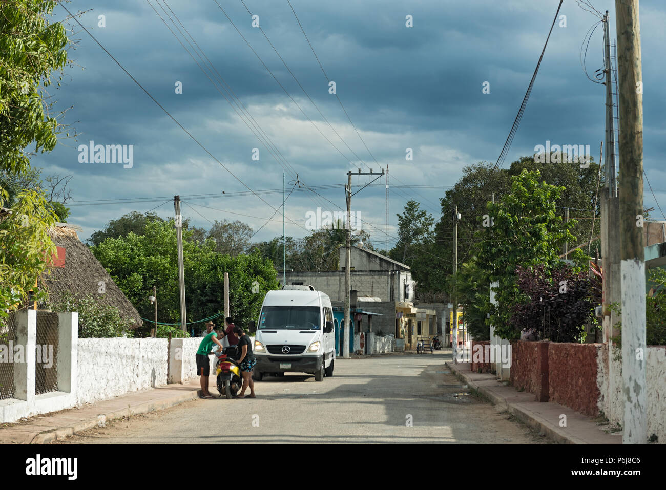 Straße in die kleine Stadt Santa Elena, Yucatan, Mexiko Stockfoto