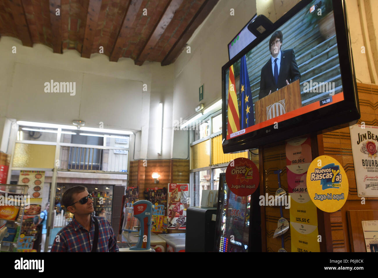 Oktober 28, 2017 - Barcelona, Spanien: Der ehemalige Führer der katalanischen Region, Carles Puigdemont, erscheint auf einem TV-Bildschirm in einer Bar, als er eine Rede drängen "friedlichen Opposition' zu 'sMadrid Übernahme nach der einseitigen Erklärung der Unabhängigkeit bietet. Carles Puigdemont lors d'un Discours im Fernsehen eine incitant Les Catalans s'opposer de maniere Pacifique la Reprise de main par Madrid Suite a la Erklärung unilaterale d'independance.*** FRANKREICH/KEINE VERKÄUFE IN DEN FRANZÖSISCHEN MEDIEN *** Stockfoto