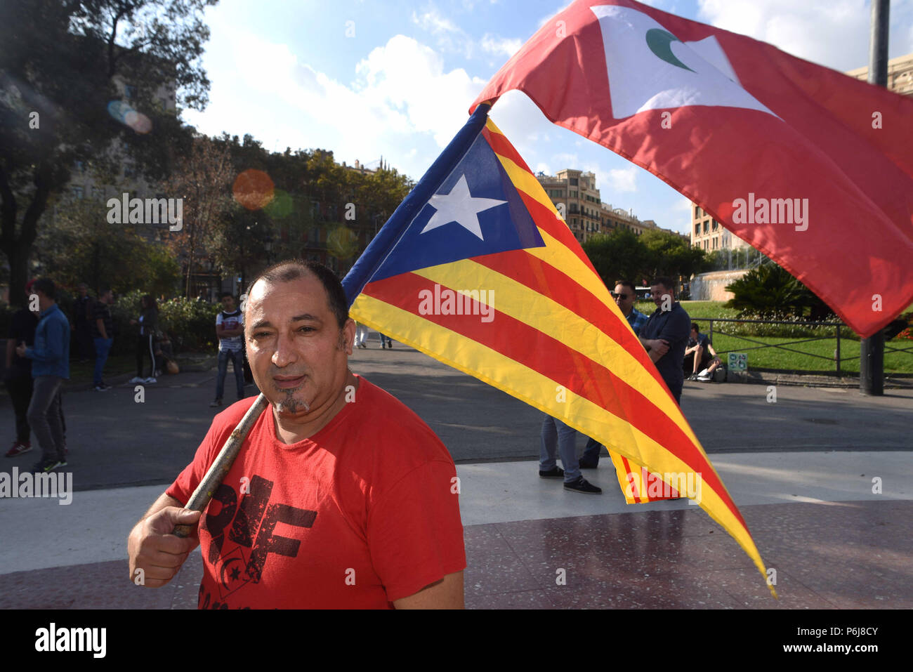 Oktober 28, 2017 - Barcelona, Spanien: Portrait von Mustapha el Khattabi, 48, die an einem Protest in Barcelona nimmt für die Unabhängigkeit der Rif-Region im Norden Marokkos, einen Tag, nachdem das katalanische Parlament stimmte für die Unabhängigkeit. Manifestation pour l'independance du Rif, une Region au Nord du Maroc secouee par le mois de Manifestationen anti-Gouvernementales.*** FRANKREICH/KEINE VERKÄUFE IN DEN FRANZÖSISCHEN MEDIEN *** Stockfoto