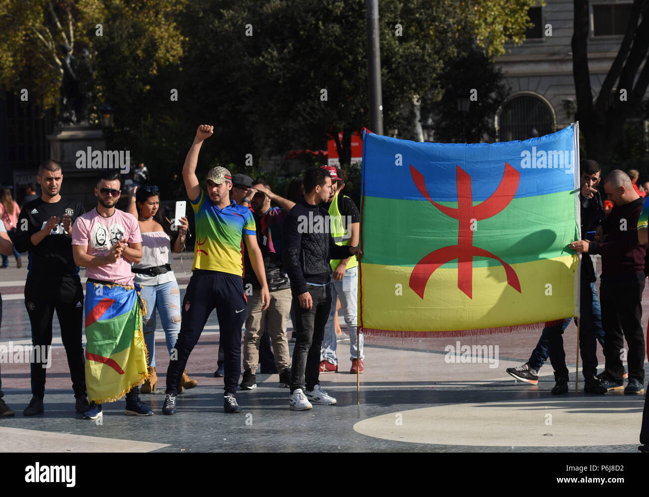 Oktober 28, 2017 - Barcelona, Spanien: Demonstranten nehmen Sie teil an einer Demonstration in Barcelona für die Unabhängigkeit der Rif-Region im Norden Marokkos, einen Tag, nachdem das katalanische Parlament für die Unabhängigkeit gestimmt. Manifestation pour l'independance du Rif, une Region au Nord du Maroc secouee par le mois de Manifestationen anti-Gouvernementales.*** FRANKREICH/KEINE VERKÄUFE IN DEN FRANZÖSISCHEN MEDIEN *** Stockfoto