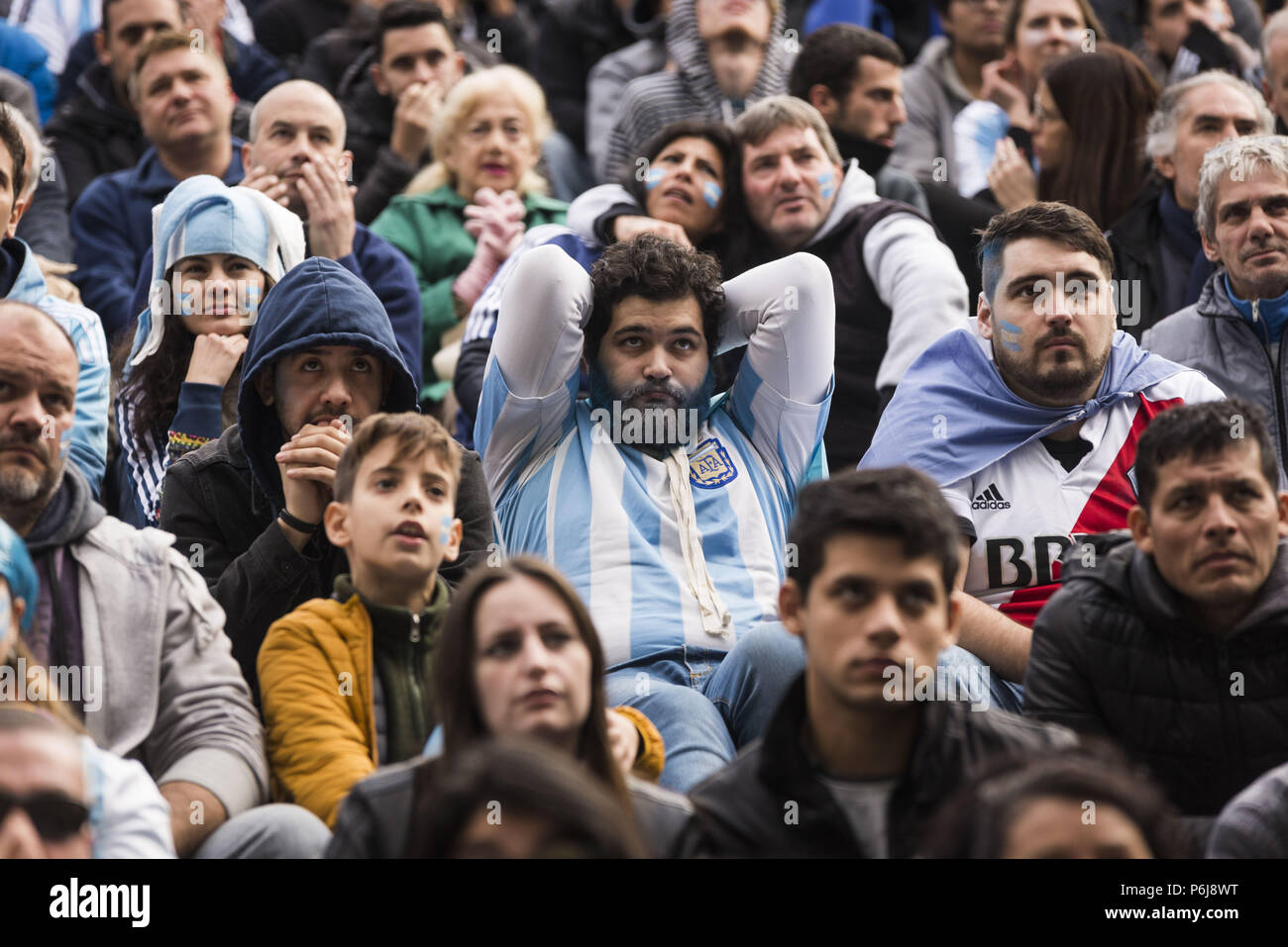 Buenos Aires, Argentinien, am 30. Juni 2018. Sport. - 30. Juni 2018, Buenos Aires, Argentinien. - Argentinier fan das Spiel zwischen Frankreich und Argentinien, in einem großen Bildschirm anzusehen. Argentinien verlor 4:3 gegen Frankreich. Credit: Julieta Ferrario/ZUMA Draht/Alamy leben Nachrichten Stockfoto