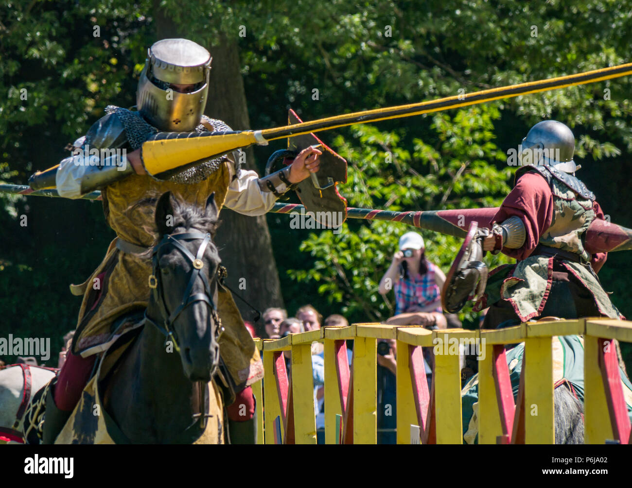 Justing and Medieval Fair im Linlithgow Palace, Linlithgow, Schottland, Großbritannien, 30th. Juni 2018. Historisches Umfeld Schottland beginnt ihr Sommerprogramm mit einer fabelhaften Darstellung mittelalterlicher Jaustings auf dem Gelände des historischen Schlosses. Das Jousting wird von Les Amis D'Onno Equine Stunt Team durchgeführt. Ein Ritter, der auf einem Pferd reitet, jagt mit einer Lanze Stockfoto