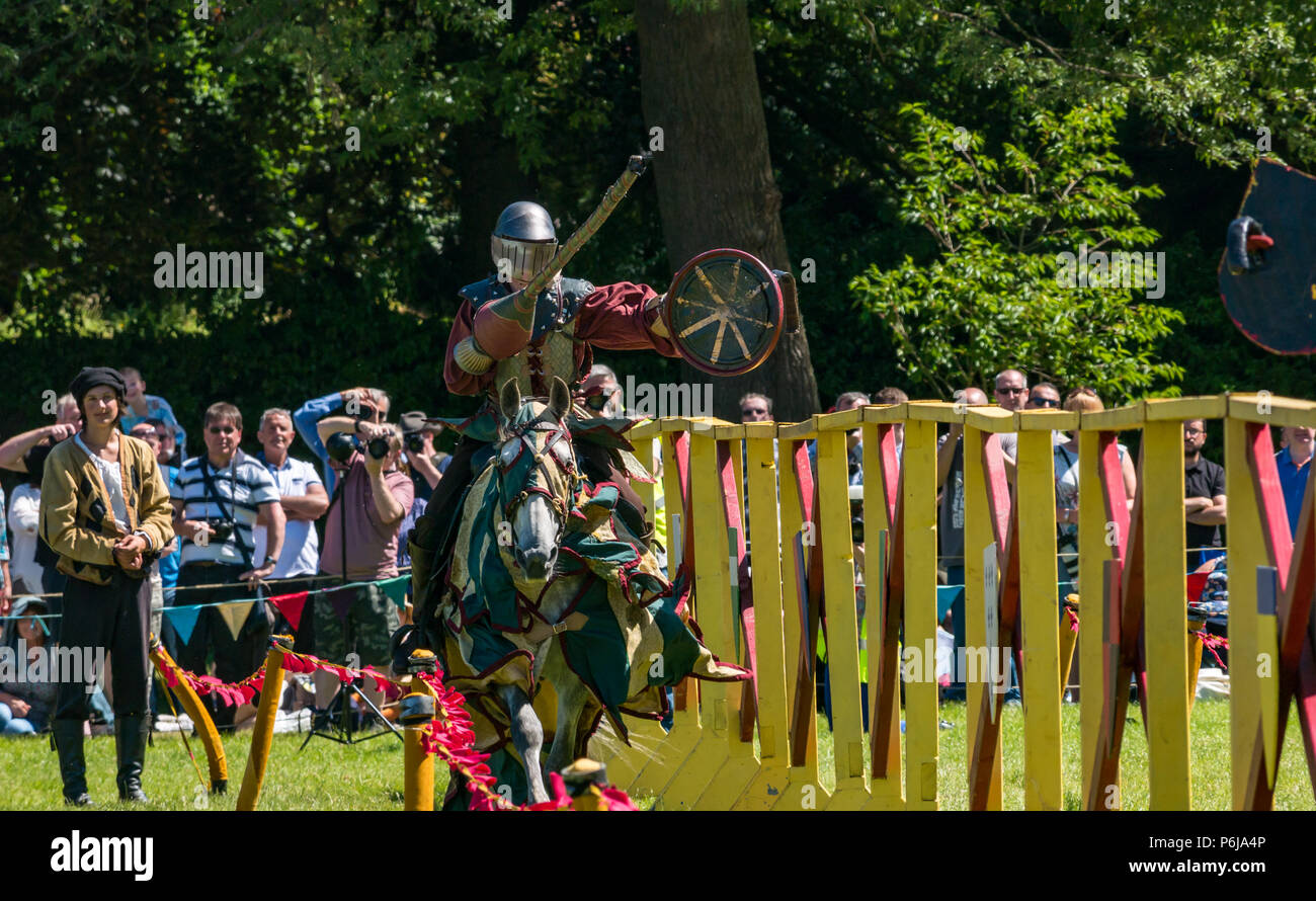 Justing and Medieval Fair im Linlithgow Palace, Linlithgow, Schottland, Großbritannien, 30th. Juni 2018. Historisches Umfeld Schottland beginnt ihr Sommerprogramm mit einer fabelhaften Darstellung mittelalterlicher Jaustings auf dem Gelände des historischen Schlosses. Das Jousting wird von Les Amis D'Onno Equine Stunt Team durchgeführt. Ein Ritter reitet ein Pferd mit einer Lanze Stockfoto