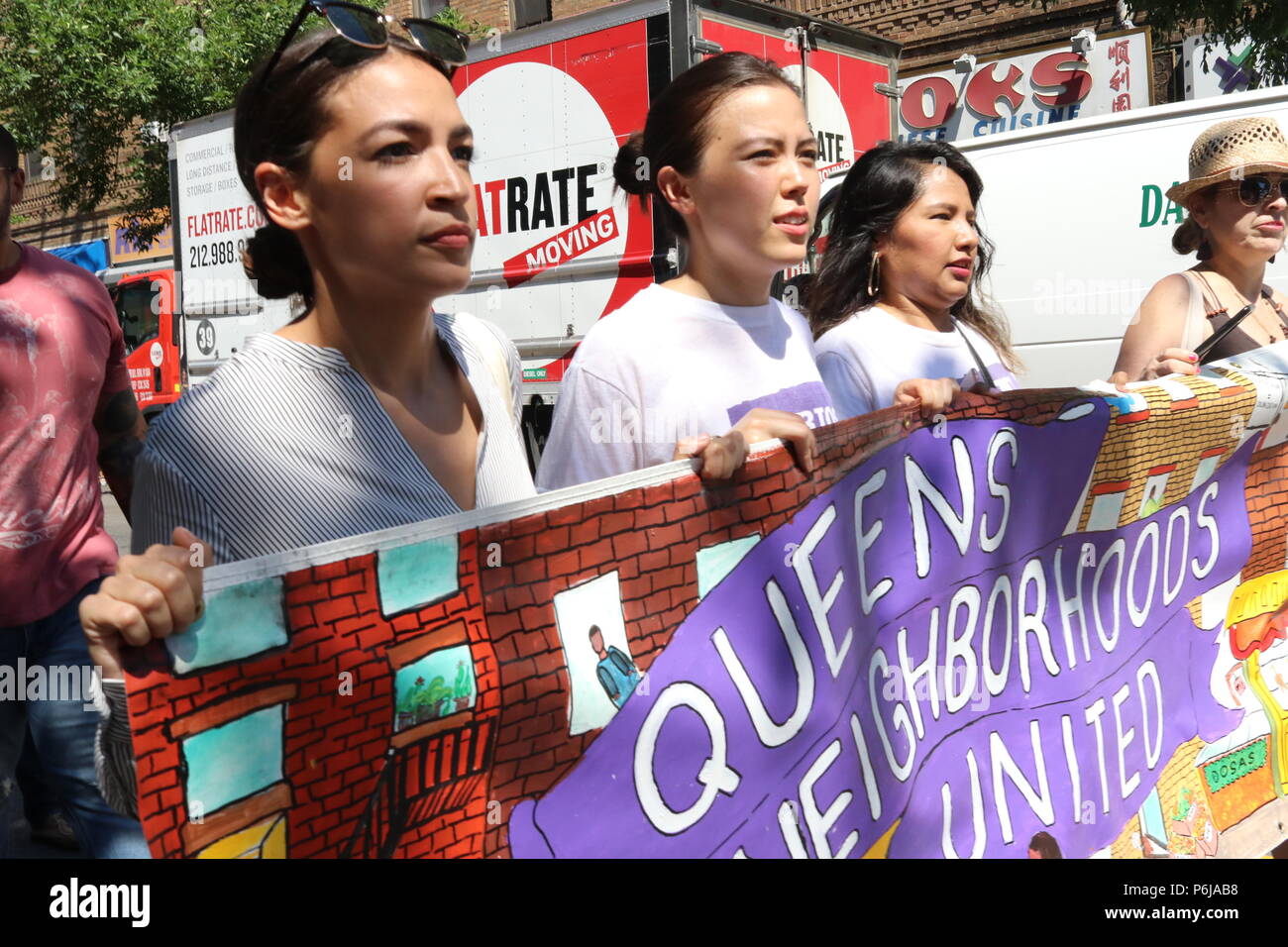 New York, NY, USA. 30. Jun, 2018. Alexandria Ocasio-Cortez, Links, die demokratischen Primär Sieger, besiegte mächtigen US-Kongressabgeordnete Joe Crowley (D-NY) in der New York demokratischen Primär am 26 th. Juni, 2018 war ein Publikumsliebling bei der # FamiliesBelongTogether Rally und März. Das Ende eine Trennung der Familie NYC Rally und März ist eine von mehreren ähnlichen#FamiliesBelongTogether Protest events Die in den USA an diesem Wochenende, 30. Juni, 2018. Dieses in Queens, New York, März und Rallye, fand in den ethnisch gemischten Nachbarschaft der Stadt in Jackson Heights und zog Hunderte von Pass Stockfoto