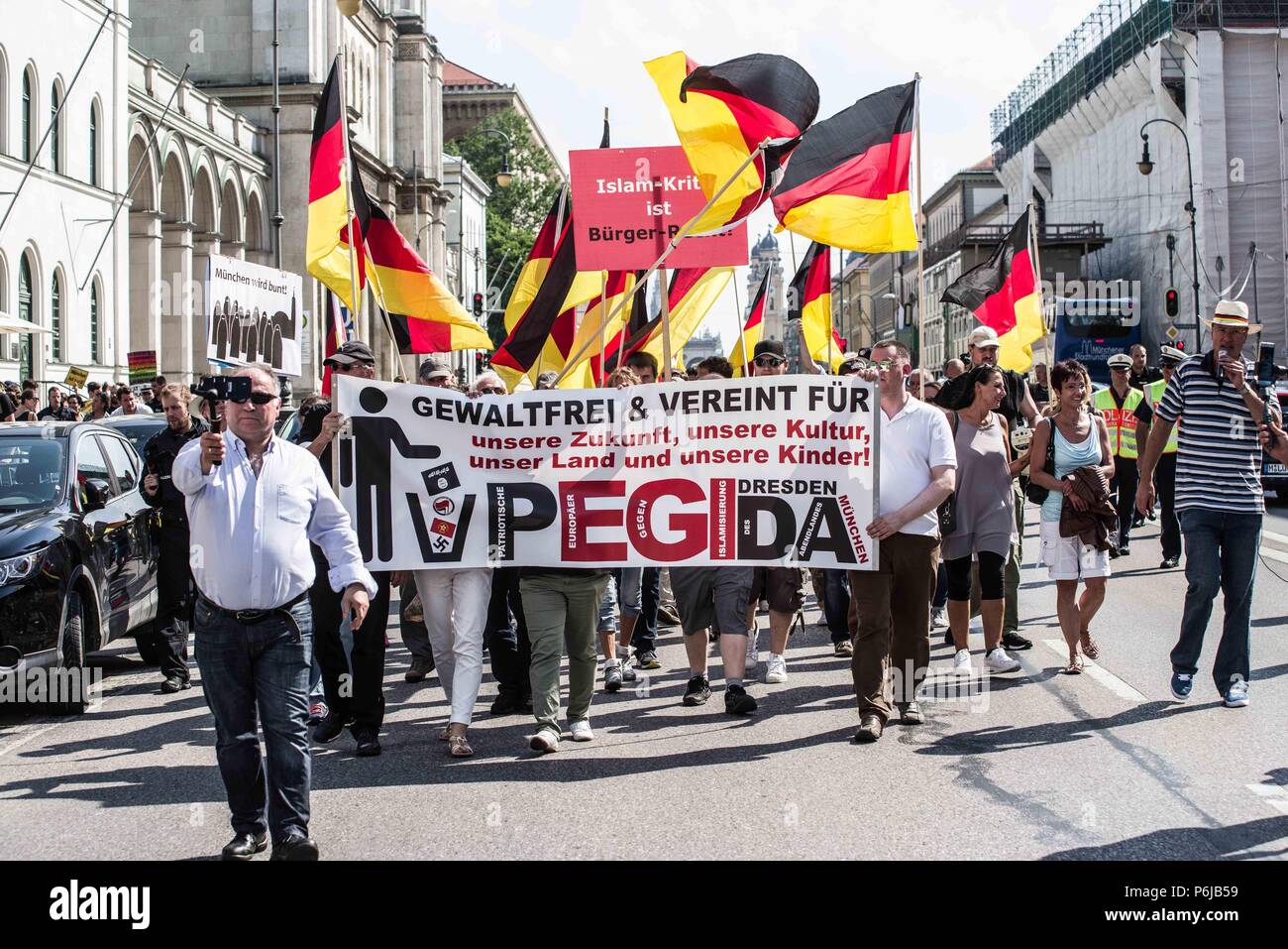 München, Bayern, Deutschland. 30. Juni, 2018. Pegida Dresden, einer der beiden Fraktionen Pegida für München kämpfen, auf die Straße gingen, am Samstag Nachmittag für Bundeskanzlerin Merkel zu nennen. Die Gesänge von ''MErkel muss weg'' translate ''MErkel must go''. Zahlreiche rechtsextreme und Neonazis waren anwesend und die Gruppe wurde von dem renommierten islamophobe Michael Stuerzenberger (StÃ¼rzenberger) Credit: Sachelle Babbar/ZUMA Draht/Alamy Leben Nachrichten-LED Stockfoto