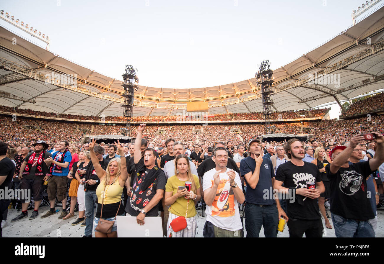 Stuttgart Deutschland 30 Juni 2018 Fans Begrussen Zu Einem Konzert Der Rolling Stones Wahrend Ihrer Europatournee Kein Filter Bei Der Mercedes Benz Arena Credit Sebastian Gollnow Dpa Alamy Leben Nachrichten Stockfotografie Alamy